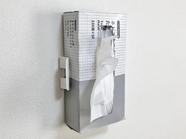 『壁ピタティッシュ』にティッシュを縦向きに設置する（撮影：grapeライフハック編集部）