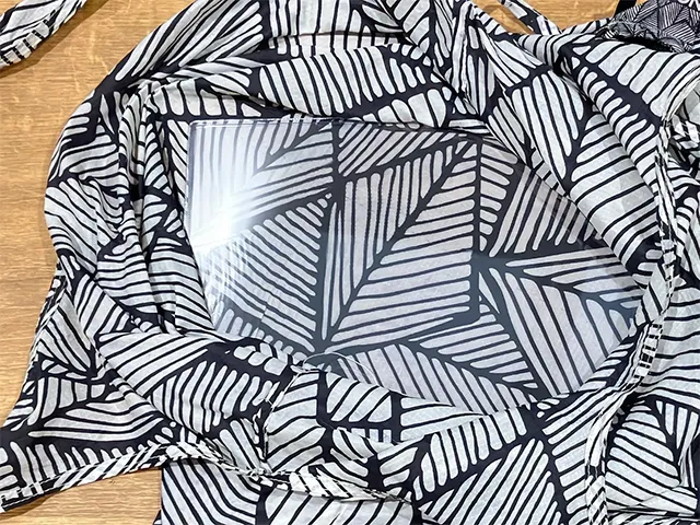 エコバッグにプラスチック板を置く（撮影：grapeライフハック編集部）