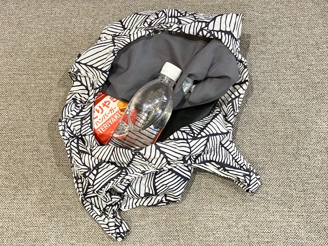 エコバッグの中でペットボトルが倒れている（撮影：grapeライフハック編集部）