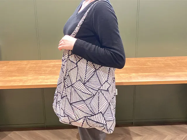 エコバッグに荷物を入れて運ぶ（撮影：grapeライフハック編集部）