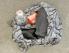 エコバッグの中にプラスチック板を敷いて荷物を入れる（撮影：grapeライフハック編集部）