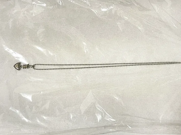 ラップの上に置いたネックレスの写真（撮影：grapeライフハック編集部）