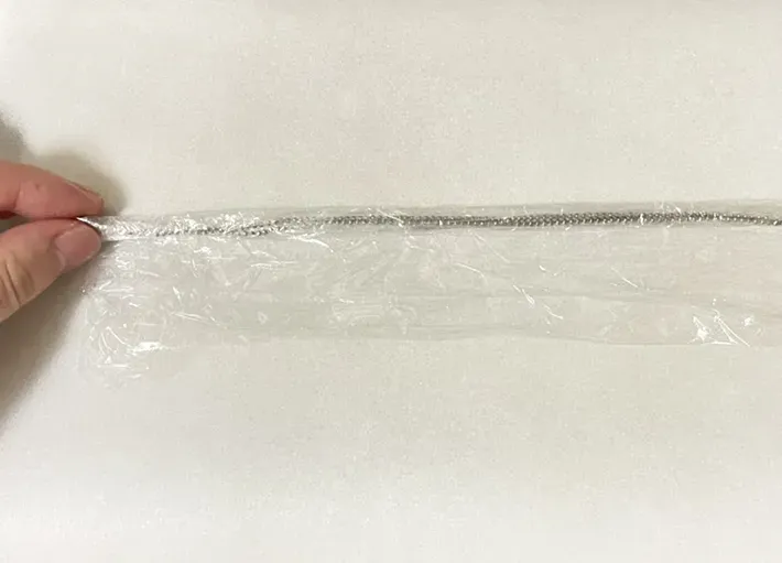 ラップでネックレスを巻く写真（撮影：grapeライフハック編集部）