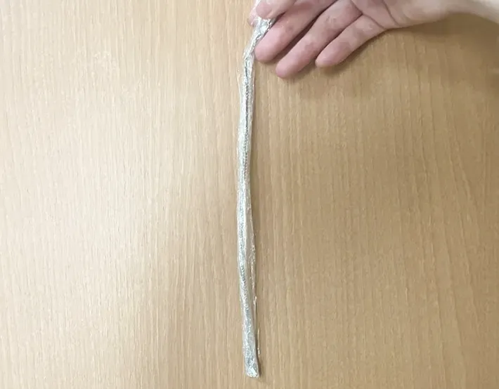 ラップで巻いたネックレスの写真（撮影：grapeライフハック編集部）