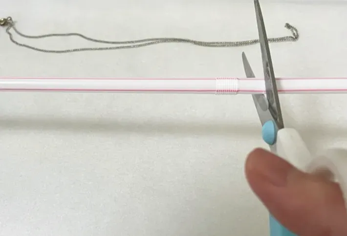 ストローをハサミで切る写真（撮影：grapeライフハック編集部）