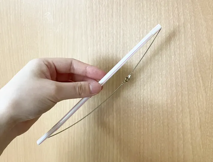 ストローに通したネックレスの写真（撮影：grapeライフハック編集部）