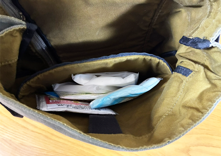 バッグに入ってるポケットティッシュの写真（撮影：grapeライフハック編集部）