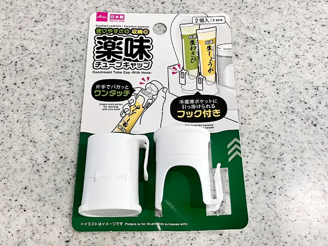 『薬味チューブキャップ（フック付）』を紹介する（撮影：grapeライフハック編集部）