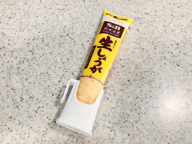 『薬味チューブキャップ（フック付）』の一般的な使い方を紹介する（撮影：grapeライフハック編集部）