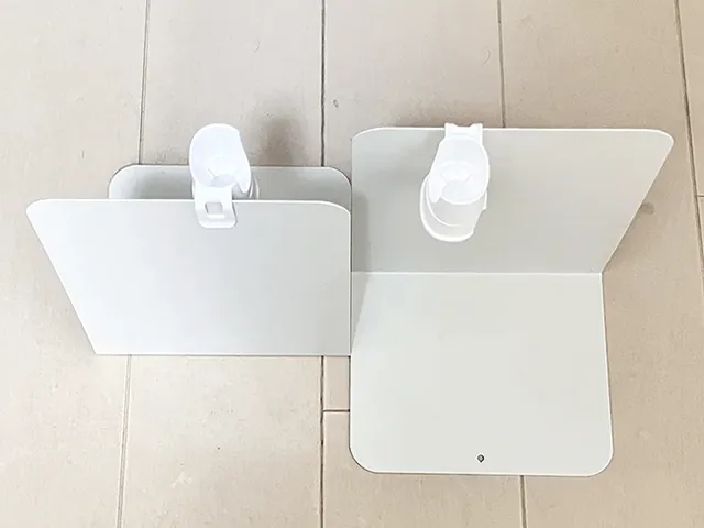 『薬味チューブキャップ（フック付）』をブックエンドに引っかける（撮影：grapeライフハック編集部）