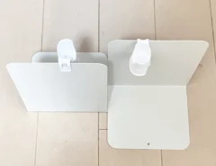 『薬味チューブキャップ(フック付)』をブックエンドに引っかける(撮影:grapeライフハック編集部)