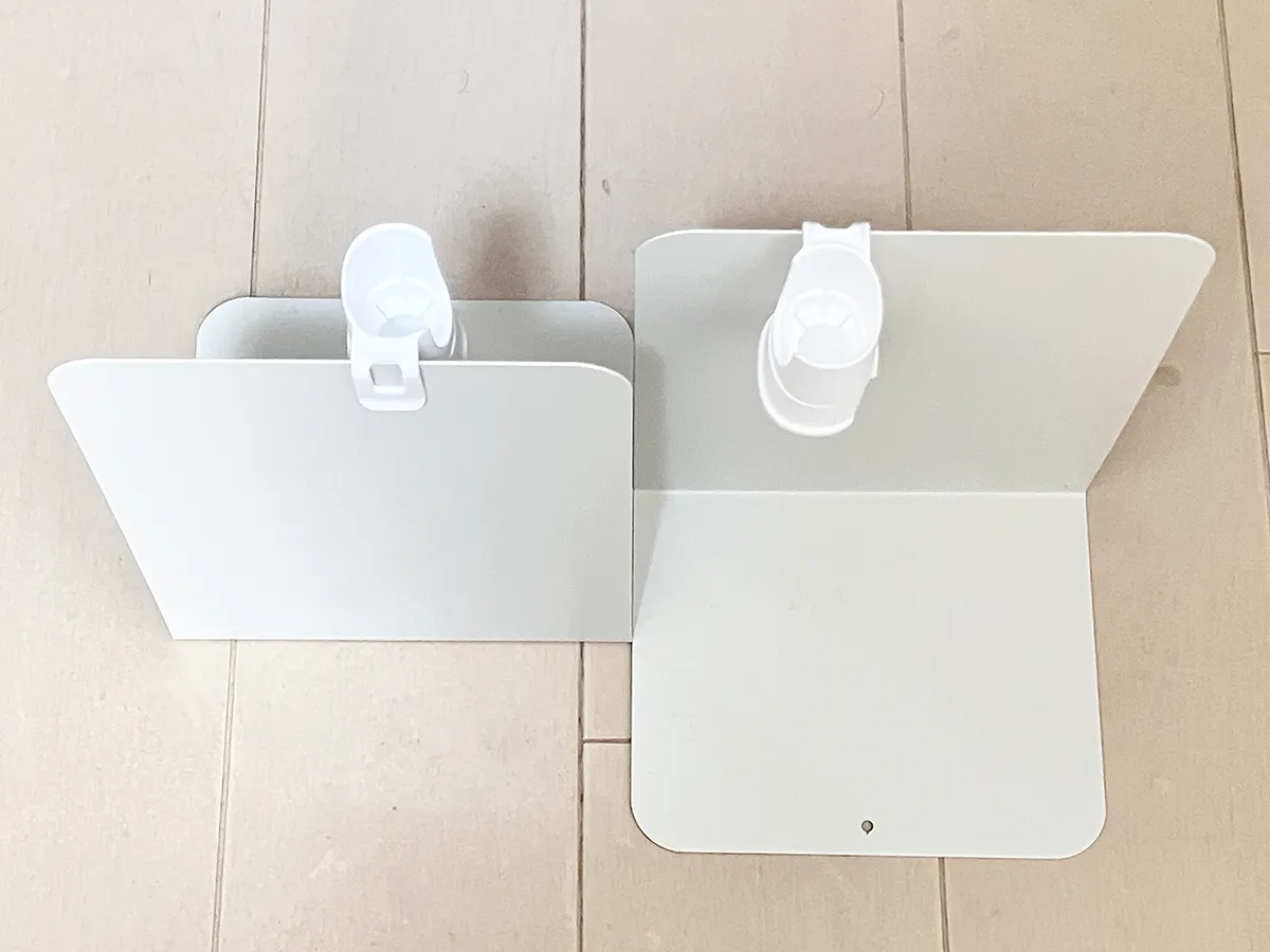 『薬味チューブキャップ(フック付)』をブックエンドに引っかける(撮影:grapeライフハック編集部)