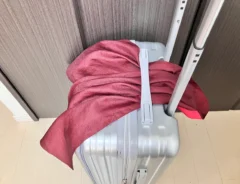 風呂敷の角をキャリーケースの持ち手に通す（撮影：grapeライフハック編集部）