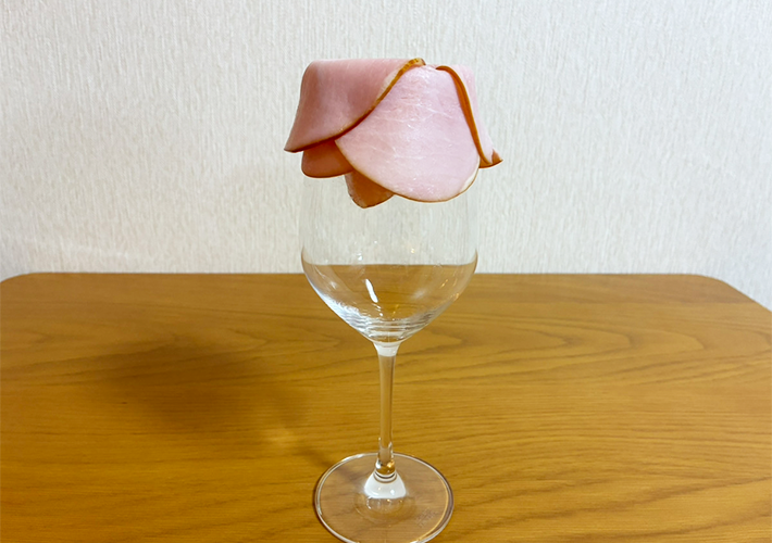 ハムで作る薔薇の写真（撮影：grapeライフハック編集部）