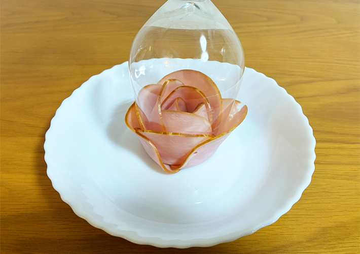ハムで作る薔薇の写真（撮影：grapeライフハック編集部）