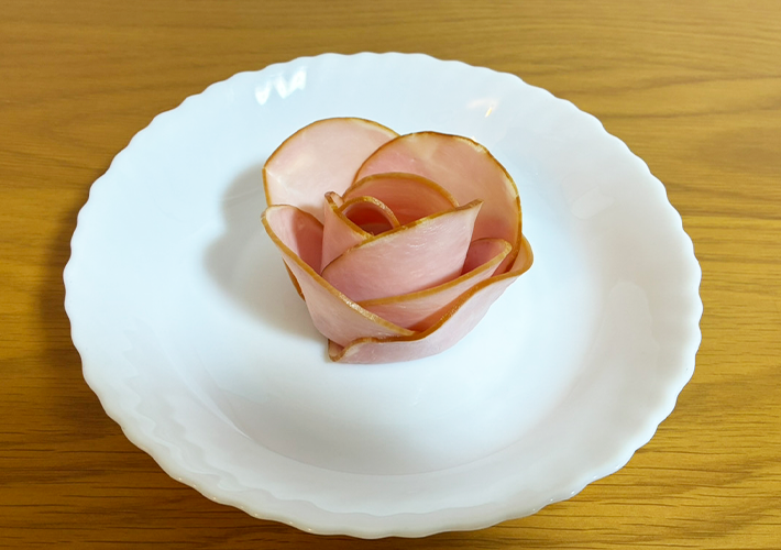 ハムで作る薔薇の写真（撮影：grapeライフハック編集部）