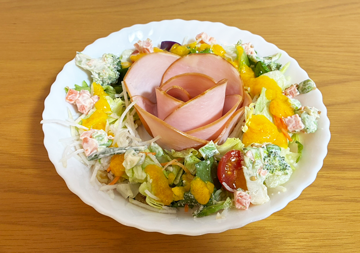 ハムで作る薔薇の写真（撮影：grapeライフハック編集部）