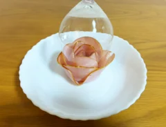 ハムで作る薔薇の写真（撮影：grapeライフハック編集部）
