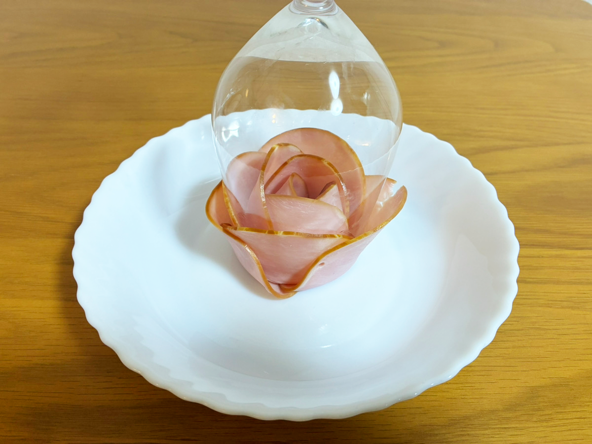 ハムで作る薔薇の写真(撮影:grapeライフハック編集部)