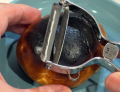 焦がしたパンを救ったのは? 驚きの結果に「切れ味抜群!」「ほかのピーラーには戻れない」