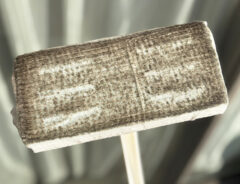 3か月ほったらかした網戸が？　水だけで簡単な『激落ちくん』ブラシで掃除した結果…「めっちゃ汚れが落ちる！」