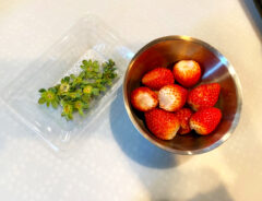 「包丁もまな板も不要」「まじでキレイに取れた」イチゴのヘタ取りに革命を起こす方法に「こんな簡単なんて聞いてない！」