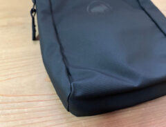 「リュックをやめてコレにした！」「この絶妙なサイズ感が助かる」　最小限の荷物が入る『マムート』のポーチが「優秀すぎて買わなきゃ損！」