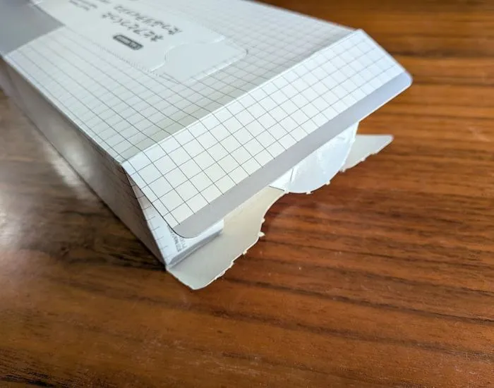 ティッシュの箱を開けている様子（撮影：grapeライフハック編集部）