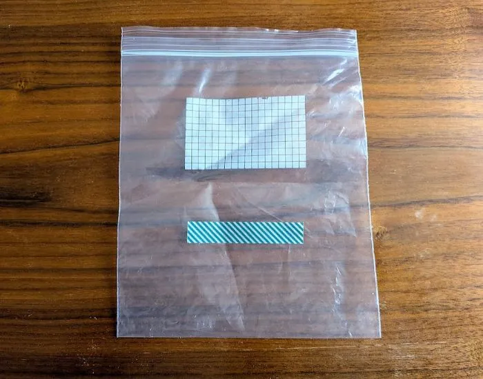 マスキングテープを貼ったチャックつき袋（撮影：grapeライフハック編集部）