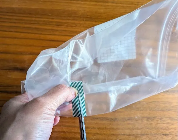 チャックつき袋を切っている様子（撮影：grapeライフハック編集部）