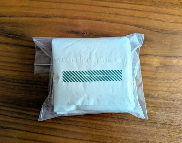 チャックつき袋に入ったティッシュ（撮影：grapeライフハック編集部）