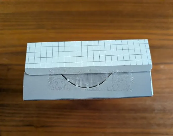 セロハンテープで箱を閉じている様子（撮影：grapeライフハック編集部）