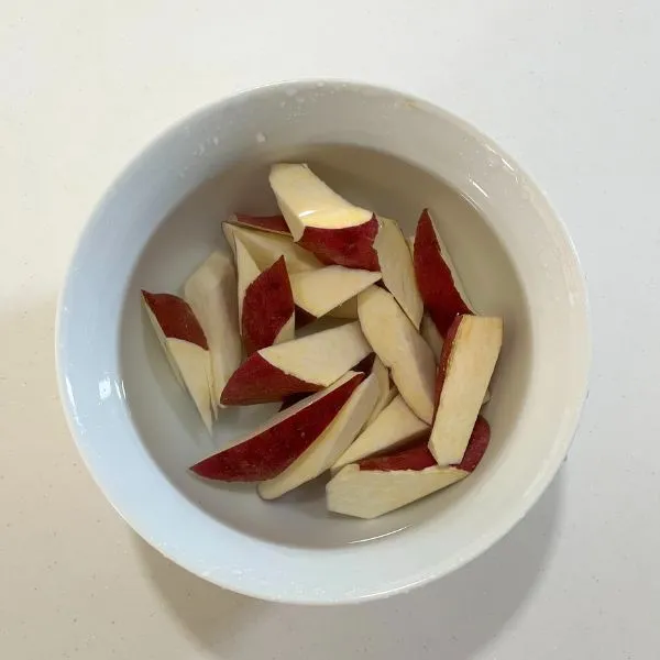 サツマイモを水に浸した写真（撮影：grapeフード編集部）