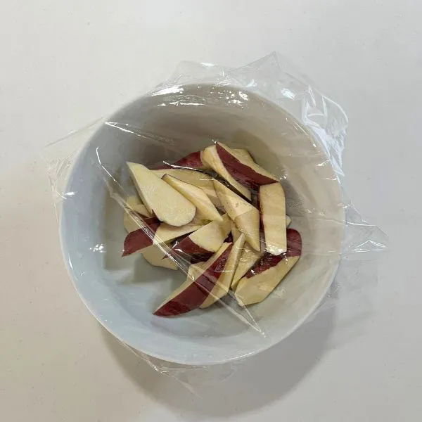 ラップをかけたサツマイモの写真（撮影：grapeフード編集部）