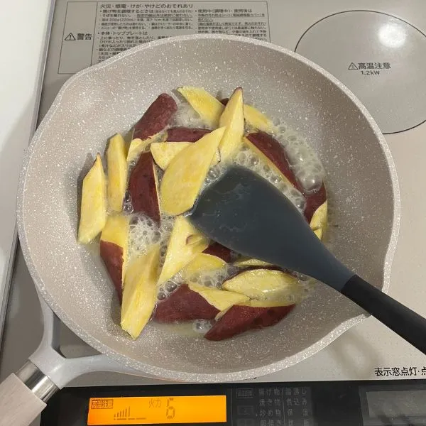 加熱して煮詰めている写真（撮影：grapeフード編集部）
