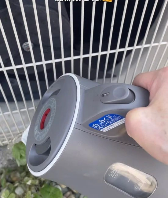 雑草に熱湯をかける様子