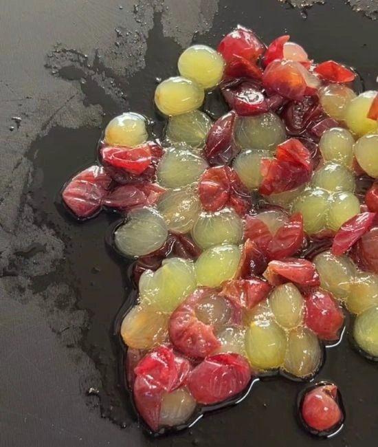 皮が剥けたデラウェア