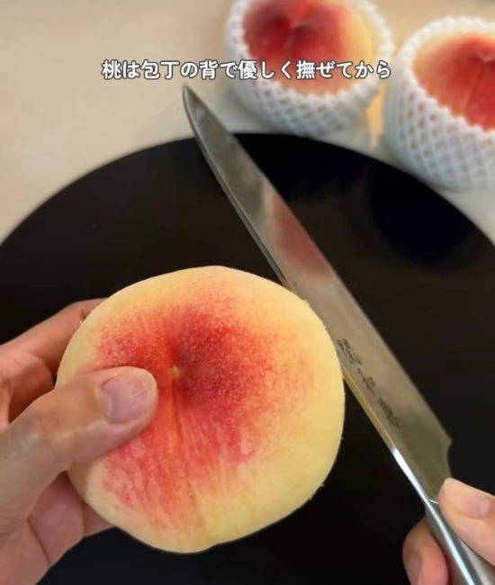 桃をなでる様子