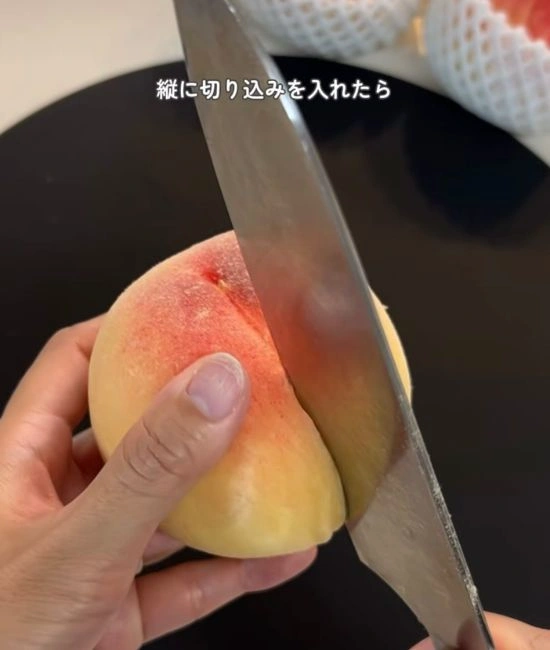 桃に切り込みを入れる様子