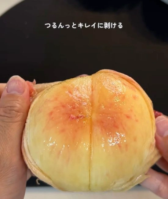 桃の皮が剥ける様子