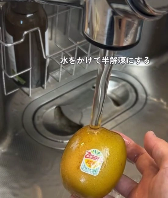 キウイフルーツに水をかける様子