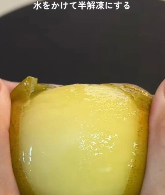 キウイフルーツの皮を剥く様子