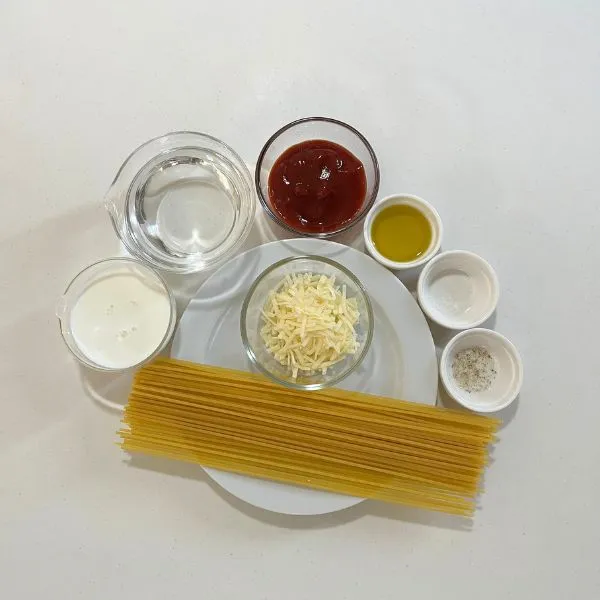 トマトクリームパスタの材料（撮影：grapeフード編集部）