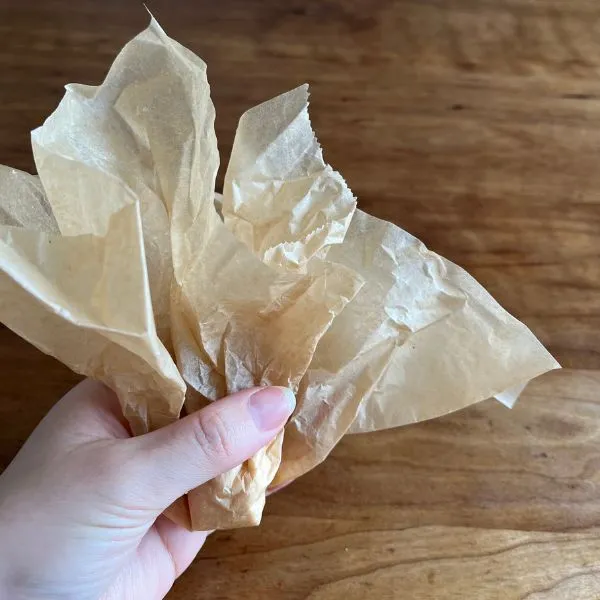 チーズを粉々にしている様子（撮影：grapeフード編集部）