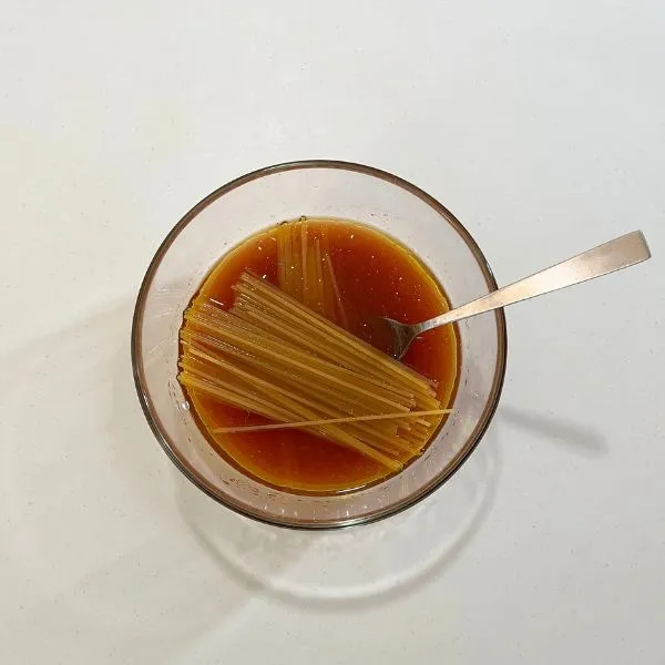 調味料にパスタを入れている様子（撮影：grapeフード編集部）