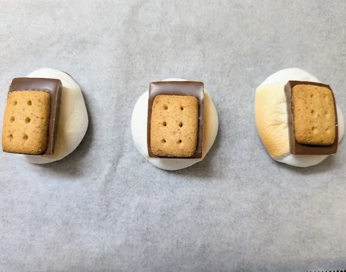 マシュマロをアルフォートで挟んでいる様子（撮影：grapeフード編集部）