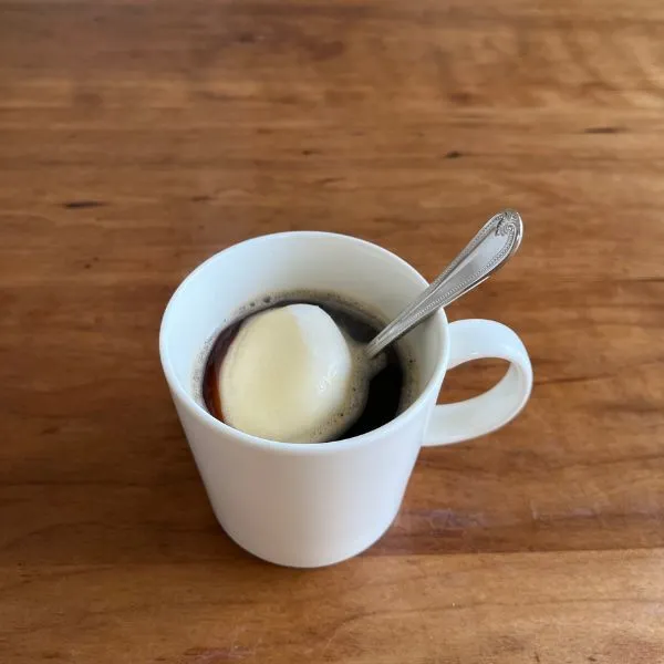 コーヒーに『雪見だいふく』を入れている様子（撮影：grapeフード編集部）