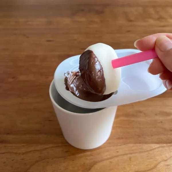 チョコレートに『雪見だいふく』を絡めている様子（撮影：grapeフード編集部）