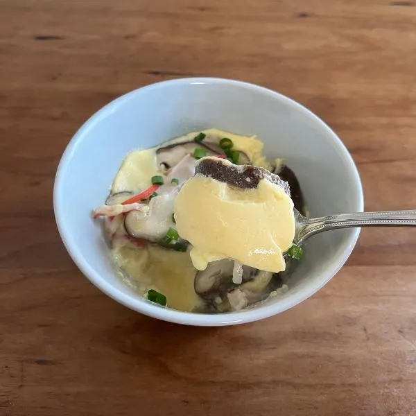 茶わん蒸しをすくっている様子（撮影：grapeフード編集部）