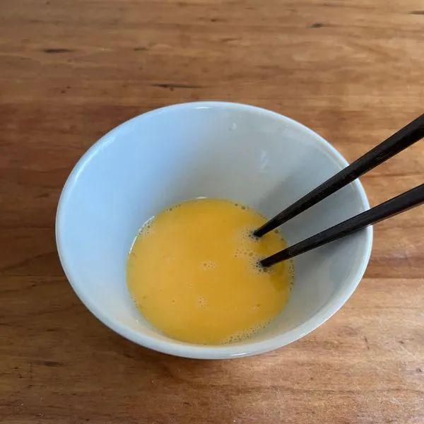 卵を溶いている様子（撮影：grapeフード編集部）